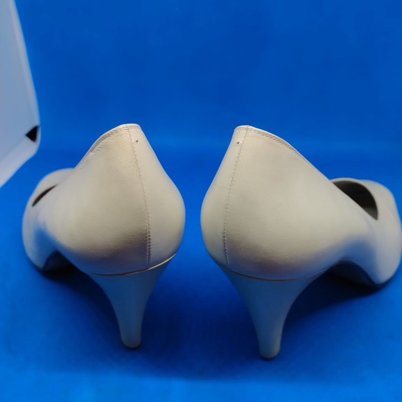 Yves Saint Laurent Beige Leather Pumps Size EU 36/ US 6 - Picture 3 of 15